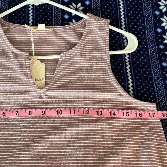 Hem & Thread Women’s Plum And Cream Sleeveless Tee Size Small NWT - Picture 6 of 9